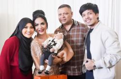 7 Artis yang Sangat Dekat dengan Mertuanya, Nomor 6 Sempat Tidak Direstui