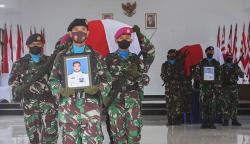 Suasana Upacara Pelepasan Jenazah 2 Prajurit Marinir TNI AL Gugur di Papua