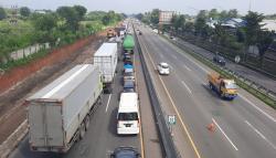 Jalan Tol Cikampek Karawang Macet Parah, Polisi Berlakukan Contraflow<
