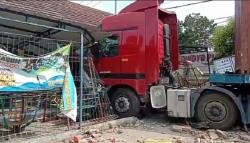 Truk Kontainer Hilang Kendali Hantam Balai Desa dan Bangunan TK di Indramayu <