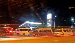 Antrean Panjang Kendaraan Isi BBM Solar hingga Malam Hari di Aceh<