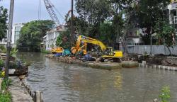 Pemasangan Turap Kali Ciliwung Antisipasi Banjir