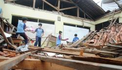 Rangka Keropos, Atap Bangunan Sekolah SD di Bogor Ambruk