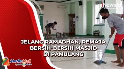 Jelang Ramadhan, Remaja Bersih-Bersih Masjid di Pamulang