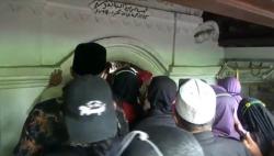 Makam Sunan Bonang Dibanjiri Peziarah, Ribuan Orang Mengantre Berdoa