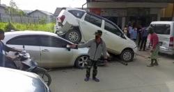 Tabrakan Beruntun di Samarinda, Dua Mobil Tumpang Tindih