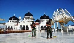 Prajurit TNI Bantu Bersihkan Masjid Raya Baiturrahman Aceh Sambut Ramadan