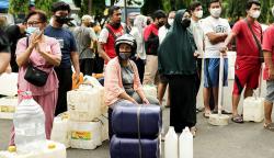 Ratusan Warga Antre Beli Minyak Goreng Curah Murah di Pasar Induk Cipinang