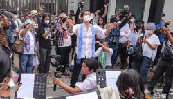 Serukan Perdamaian, Addie MS Gelar Orkestra di Depan Kedubes Rusia