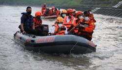 Ganjar dan Gibran Menikmati Adrenalin Derasnya Arus Sungai saat Susur Bengawan Solo