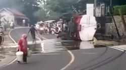 Ketika Warga Cipaku Ciamis Selamatkan Minyak Goreng yang Mengalir di Jalan dan Selokan <