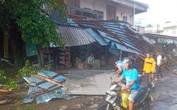 Palangka Raya Diterjang Hujan dan Angin Kencang, Atap Bangunan Terbang Timpa Teras Ruko