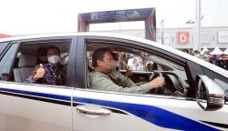 Foto-Foto Menko Airlangga Hartarto Jajal Mobil Listrik Toyota Innova  