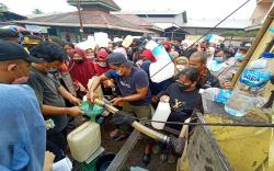 Kacau, Minyak Goreng Curah Kosong di Palembang <