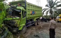 Mengerikan, Detik-Detik 2 Truk Tabrakan di Palembang Terekam CCTV<