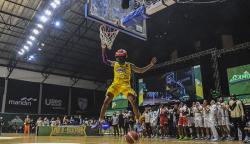 Kocak, Pebasket IBL Jarron Crump Slam Dunk Sambil Pakai Helm dan Menang