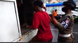 Puluhan Pengemis dan Anak Jalanan di Makassar Terjaring Razia, Ada yang Berontak<