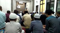 Masyarakat KBB Antusias Laksanakan Sholat Tarawih Berjamaah Malam Pertama<