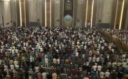 Tarawih Pertama, Masjid Al Akbar Surabaya Dipenuhi Ribuan Jemaah dengan Saf Rapat