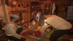 Cara Polisi di Sukabumi Bangunkan Sahur, Pintu Diketuk lalu Sodorkan Minyak Goreng