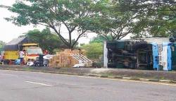 Truk Hantam Kendaraan Ekspedisi di Pantura Indramayu, Sopir Terjepit Dashboard <