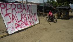 Warga Gowa Blokade Jalan Rusak Sepanjang 5 Km karena 3 Tahun Tidak Ada Perbaikan