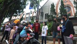 Toleransi Beragama, Umat Katolik Bagikan Takjil untuk Warga Berbuka Puasa