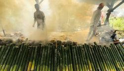 Membuat Lemang Bambu Khas Ramadan di Lhokseumawe