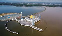 Penampakan dari Udara Masjid di Tengah Teluk Kendari