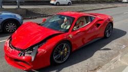  Ferrari Baru Seharga Rp10 Miliar Tabrak Pembatas Jalan, Pemilik Langsung Lemas  