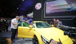 Lihat MG 5 GT di IIMS 2022, Menko Airlangga Terkenang Mobil Lawasnya MG Rover