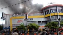 Suzuya Mal Kebakaran, 4 Petugas Damkar Dilarikan ke Rumah Sakit