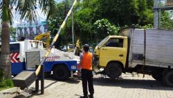 Truk Boks Bawa Solar Terguling di Jalan Raya Kemang Bogor, Sopir Melarikan Diri<