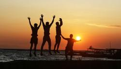 Intip Aktivitas Warga Pesisir Kepulauan Seribu saat Ngabuburit