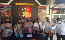 Mengerikan, Perempuan Ini Olah Kulit Sapi Tidak Layak Konsumsi dengan Formalin Lalu Dijual<