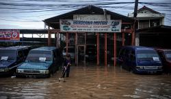 Duh, Sejumlah Mobil yang Dijual Terendam Banjir di Bandung<