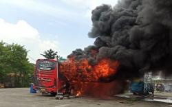 Bus Terbakar Hebat di Terminal Pulo Gebang, Asap Hitam Membubung Tinggi