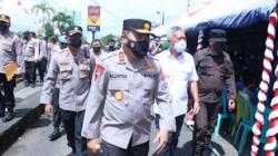 Kapolda Sulut Bagikan Sembako saat Tinjau Vaksinasi Serentak Indonesia di Polres Minsel