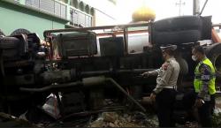 Truk Tabrak Pagar Masjid Agung Kendal, Tukang Becak Ini Selamat saat Hendak Salat Subuh<