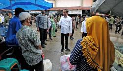 Temui Warga di Pasar Jambi, Presiden Jokowi Serahkan BLT Minyak Goreng<