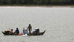 Mobil Barang Tenggelam ke Laut saat Kapal Angkut Dihantam Ombak Besar di Aceh