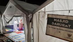 Suasana Ibadah pada Bulan Ramadan di Posko Pengungsian Gunung Semeru