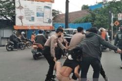 Demo Tolak Penundaan Pemilu di Makassar Ricuh, Mahasiswa dan Polisi Baku Pukul