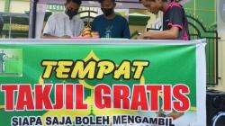 Remaja Masjid Darussalam di Gorontalo Bagikan Takjil Gratis, Siapa Saja Boleh Ambil