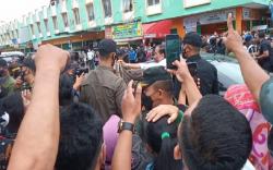Girangnya, Pria Ini Dapat Jaket yang Dipakai Jokowi saat Kunjungi Pasar di Jambi