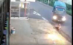 Lepas dari Pengawasan, Bocah 7 Tahun Terpental Tertabrak Mobil 