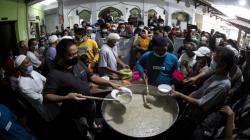 Mengintip Tradisi Pembagian Bubur Samin di Masjid Darussalam Solo<