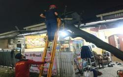 Sawangan Depok Dilanda Hujan Disertai Angin, Pohon Tumbang Timpa Kabel 