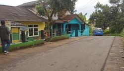 Viral Warga Sukabumi Kejar 2 Remaja Bawa Celurit, 1 Tertangkap Usai Ditendang<