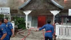 Petugas Damkar Terluka saat Padamkan Kebakaran Kantor Lurah Bukit Apit Puhun Sumbar